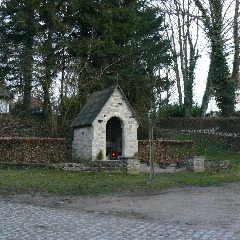 郊外のマリア像