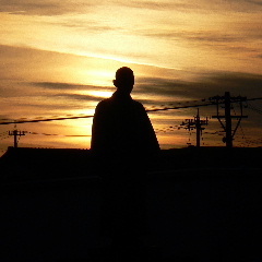 駅前の銅像、夕照
