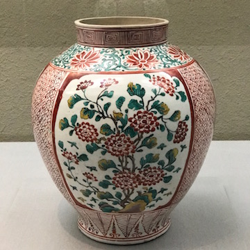 色絵花卉文壺（柿右衛門）