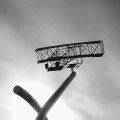 所沢駅前のアンリ・ファルマン機