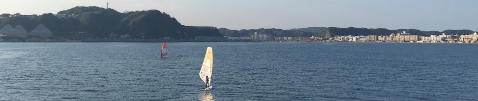 葉山港から逗子、披露山公園を見る