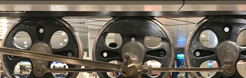 東京駅にある蒸気機関車の車輪