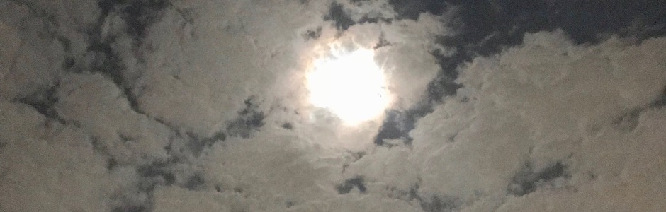 雲に隠れる満月