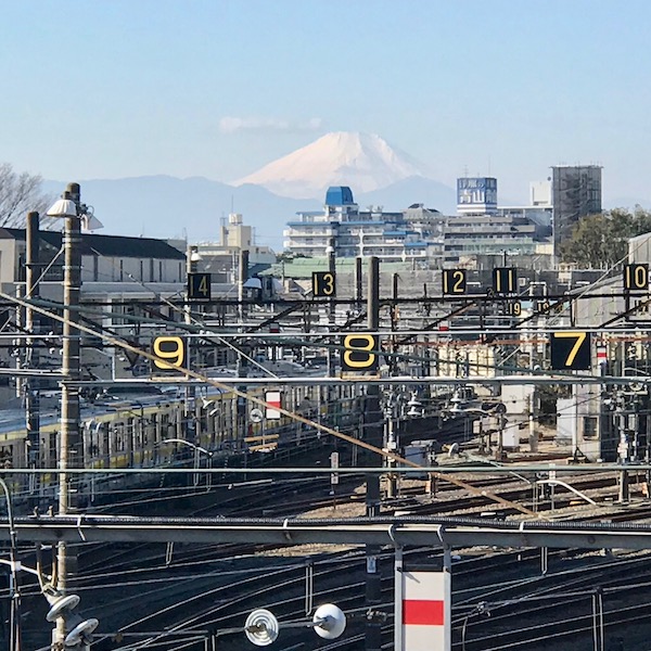操車場の先の富士山