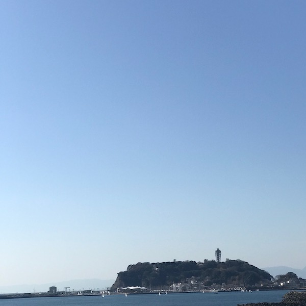 鎌倉高校前駅から江ノ島を見る