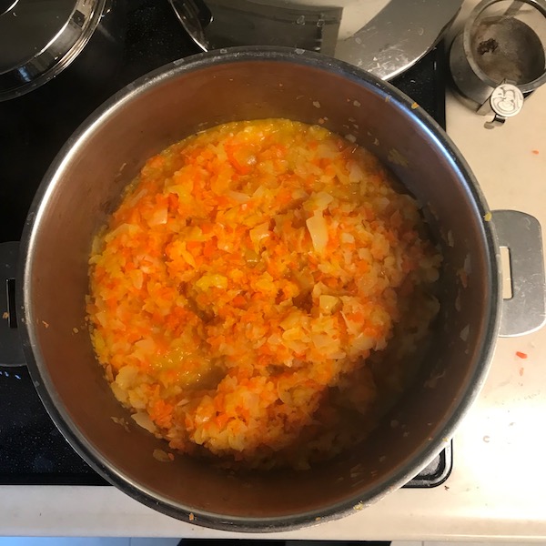 玉ねぎとにんじんを炒める