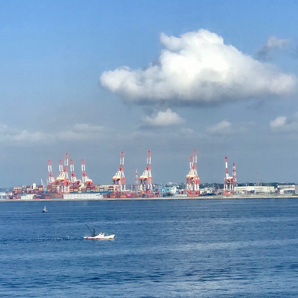 埠頭のクレーン