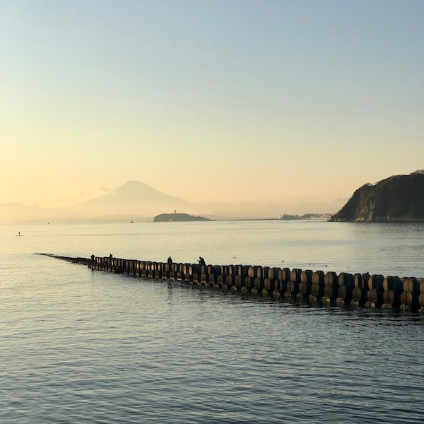 逗子海岸から眺める江ノ島と富士山
