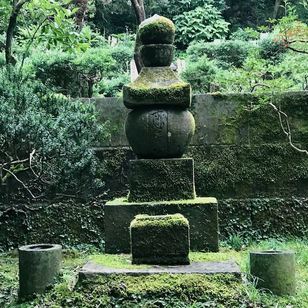 西田幾多郎墓石