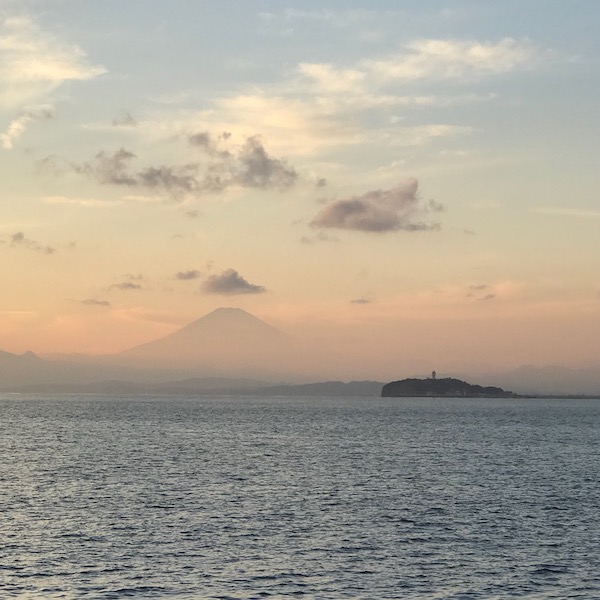 葉山から江ノ島と富士山を望む