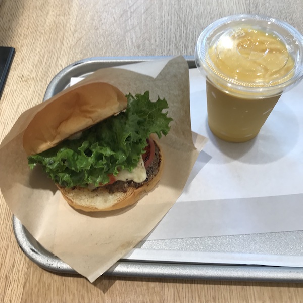 モツァレラチーズバーガーとマンゴースムージー