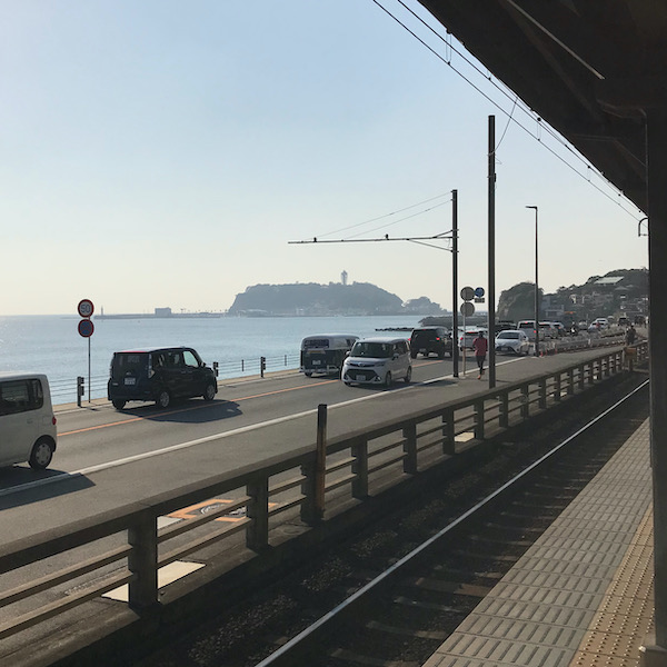 鎌倉高校前駅から見た江ノ島