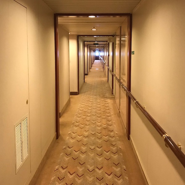客室の長い廊下