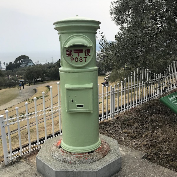 オリーブ色のポスト