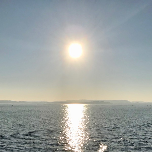 浦賀水道の朝日