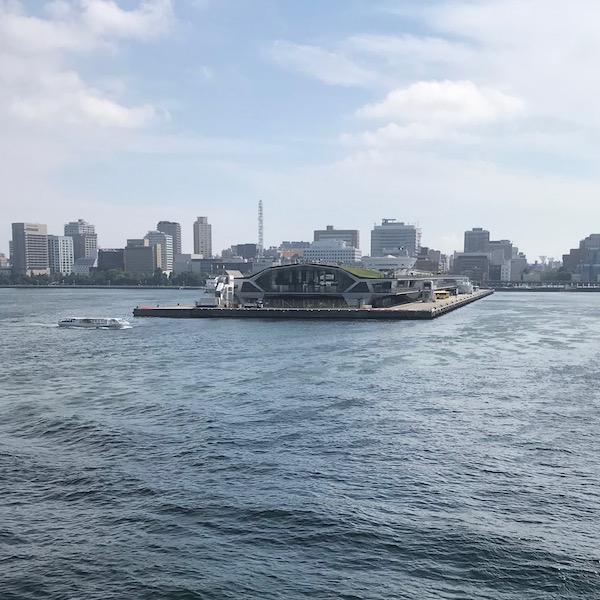 遠ざかる大桟橋
