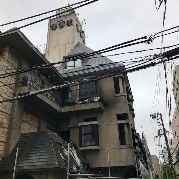 解体される葡萄屋