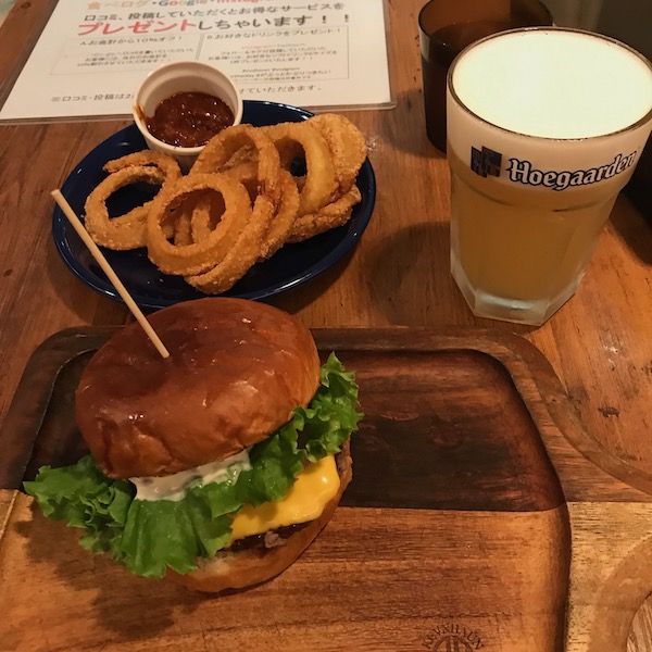 チーズバーガーとオニオンリング
