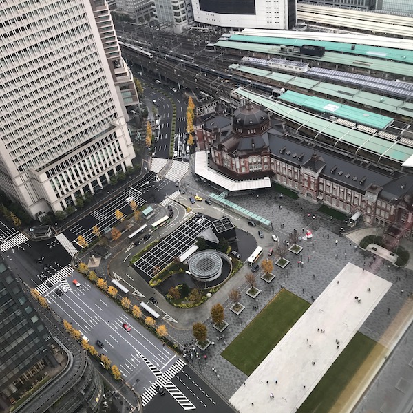 丸ビルから東京駅を見下ろす