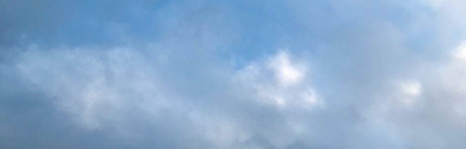 すっきりしない秋の曇り空