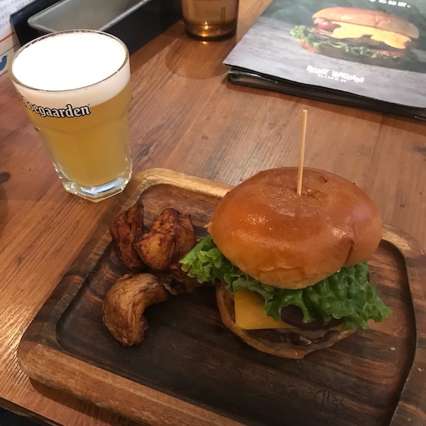 チーズバーガーとビール