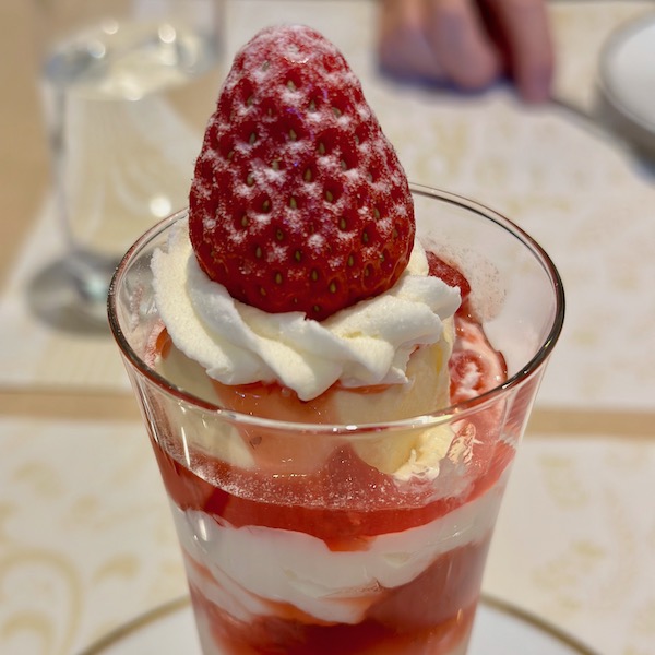 いちごパフェ
