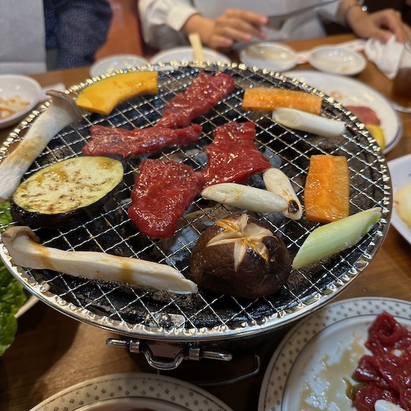 焼肉している七輪