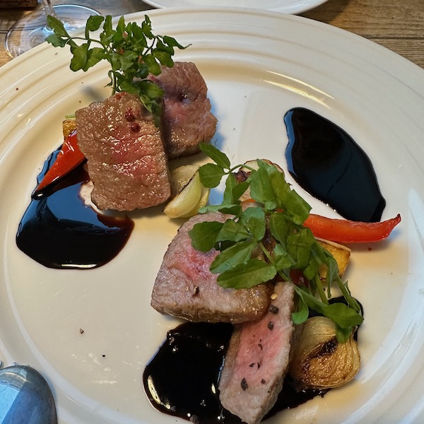 赤毛和牛と黒毛和牛のステーキ