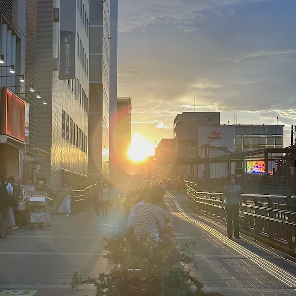 駅前の夕陽