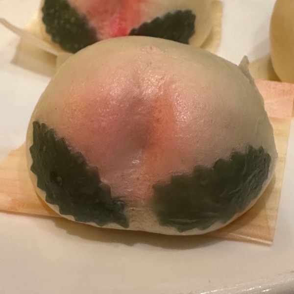 お祝いの桃まんじゅう
