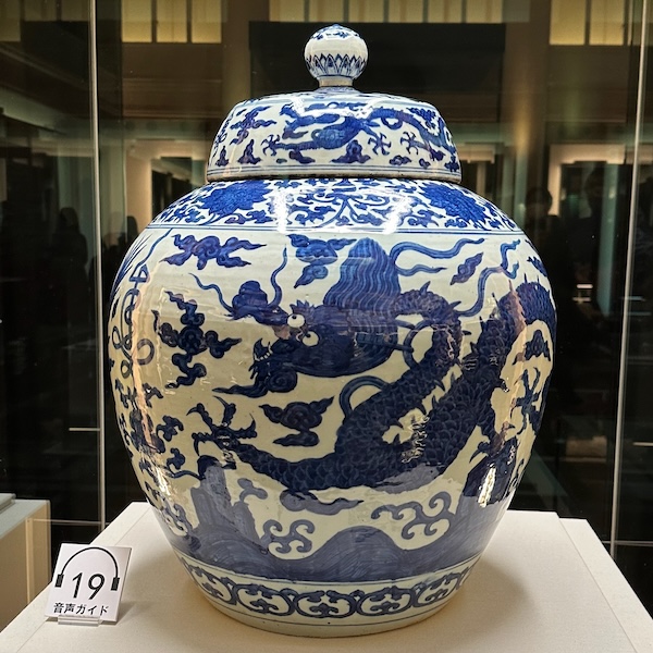 龍紋の青花壷