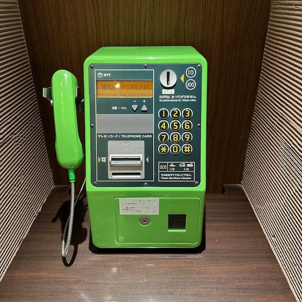 緑色の公衆電話