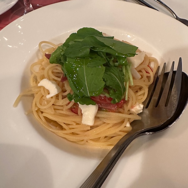 ルッコラとモツァレラチーズのペペロンチーノ