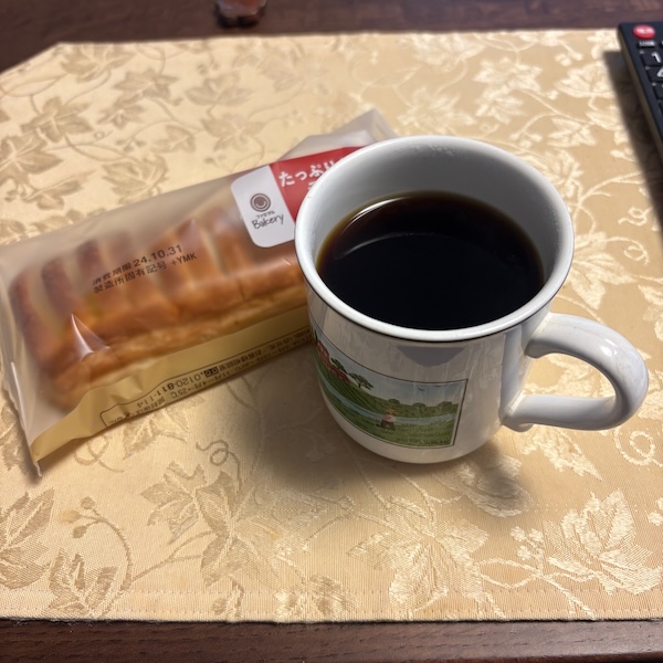 たっぷりクリームデニッシュとコーヒー