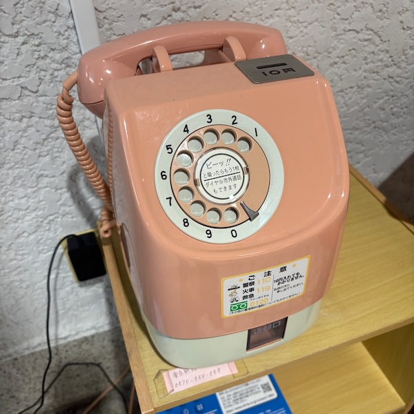 ピンクの公衆電話