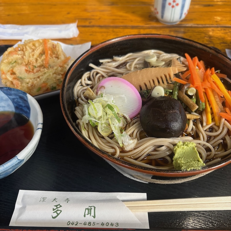 冷やし山菜そばと野菜のかき揚げ