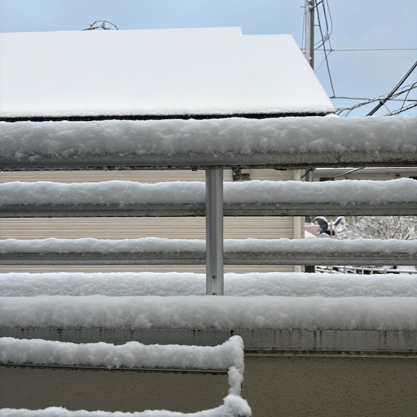 ベランダに積もった雪