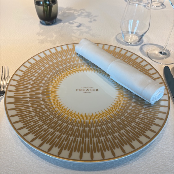 レストランの飾り皿