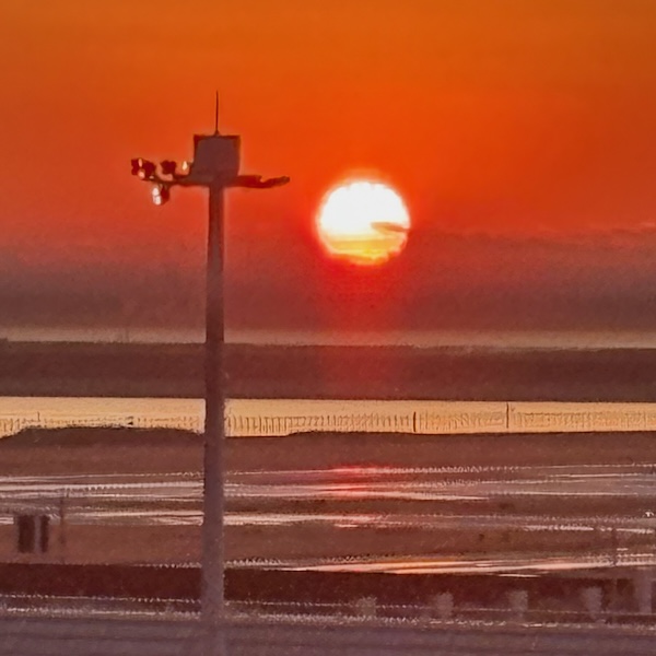 羽田空港の朝焼け