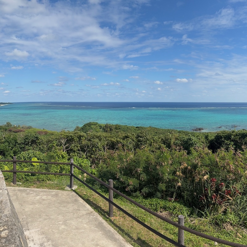 エメラルドグリーンの海