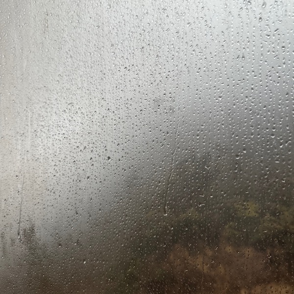 雨が叩きつけるロープウェイの窓