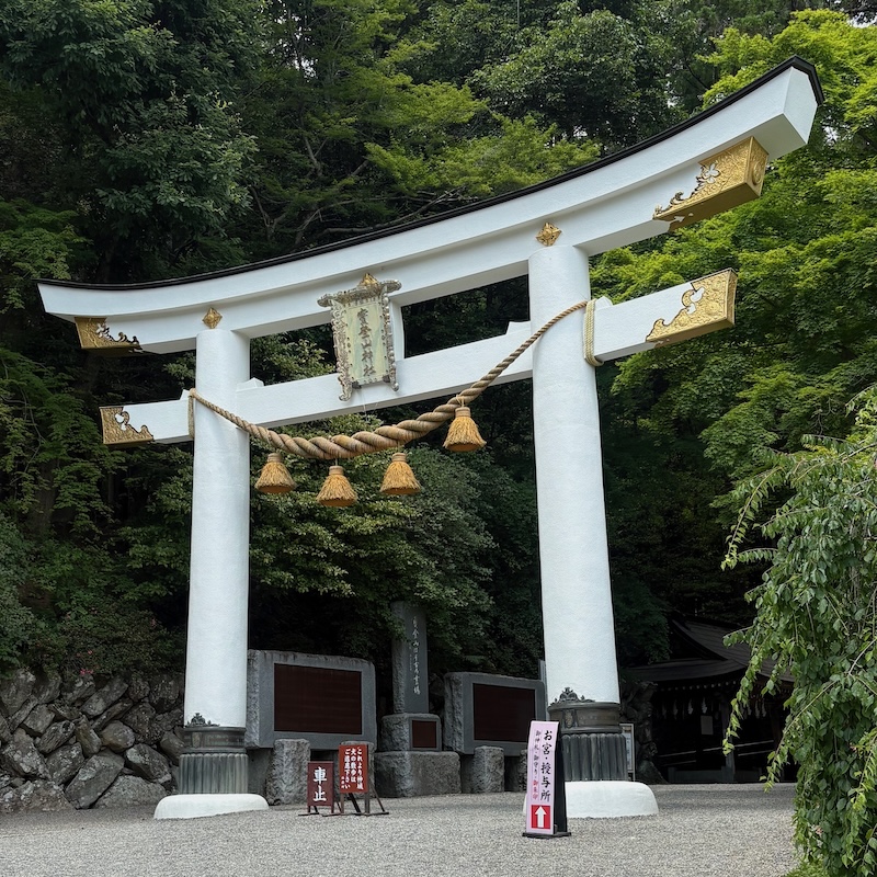 宝登山神社の白い鳥居
