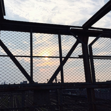 跨線橋の夕照
