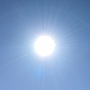 快晴の日の白い太陽