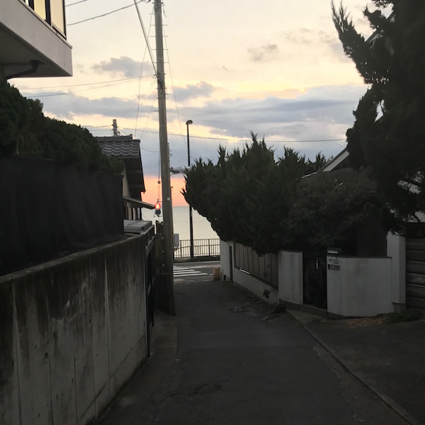 路地から見る稲村ヶ崎の海岸