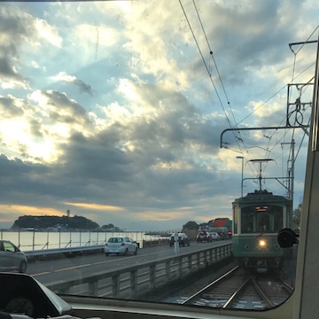 江ノ電。鎌倉高校前駅前の交差地点