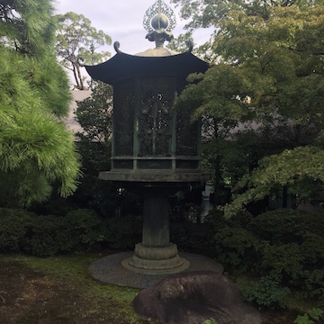 根津美術館庭園の灯篭