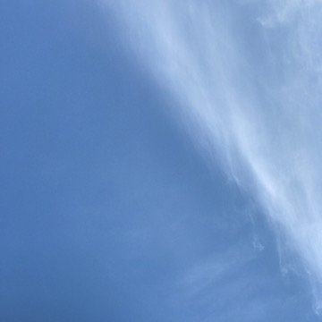 青空を横切る雲