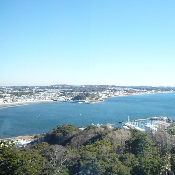 江の島頂上から見る腰越漁港、七里ガ浜