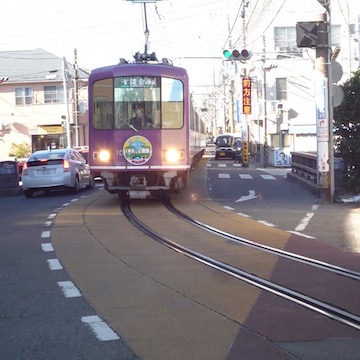自動車とすれ違う江ノ電